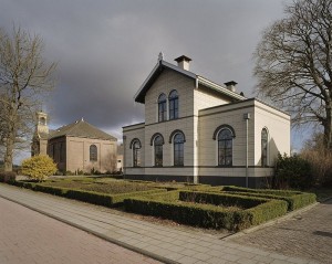 Pastorie en Kerk Bovensmilde - Foto C.S. Booms